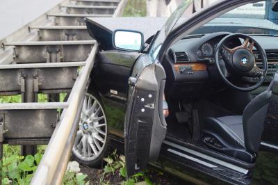 PKW auf nasser Fahrbahn zu schnell und kracht in Leitplanke auf der B295 bei Leonberg.